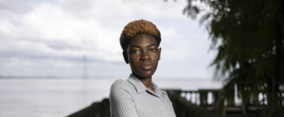 Saviour Iwezue, qui dirige Team Illuminate, un collectif pour sensibiliser les jeunes à l'écologie, pose le 20 octobre 2025 à Lagos Saviour Iwezue, qui dirige Team Illuminate, un collectif pour sensibiliser les jeunes à l'écologie, pose le 20 octobre 2025 à Lagos