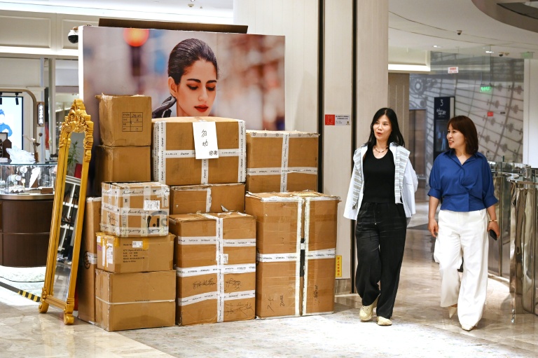 Au sein des Galeries Lafayette à Pékin le 26 mai 2026, la veille de la fermeture
