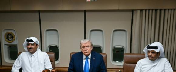 Le président américain Donald Trump reçoit à bord de son avion Air Force One l'émir du Qatar, Cheikh Tamim ben Hamad Al-Thani (gauche) et son Premier ministre, Cheikh Mohammed ben Abdelrahmane Al-Thani (droite) à Doha, le 25 octobre 2025 Le président américain Donald Trump reçoit à bord de son avion Air Force One l'émir du Qatar, Cheikh Tamim ben Hamad Al-Thani (gauche) et son Premier ministre, Cheikh Mohammed ben Abdelrahmane Al-Thani (droite) à Doha, le 25 octobre 2025