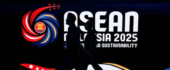 Des membres de la police royale de Malaisie passent devant le logo du 47e sommet de l'Association des nations de l'Asie du Sud-Est (Asean), le 25 octobre 2025 à Kuala Lumpur. Des membres de la police royale de Malaisie passent devant le logo du 47e sommet de l'Association des nations de l'Asie du Sud-Est (Asean), le 25 octobre 2025 à Kuala Lumpur.