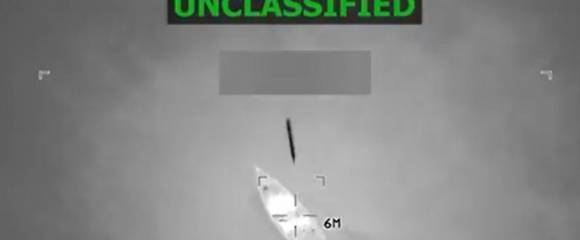 Image tirée d'une vidéo publiée par le secrétaire américain à la Défense Pete Hegseth sur son compte X, le 24 octobre 2025, montrant ce que Hegseth dit être des forces militaires américaines menant une frappe sur un navire de narcotrafiquants dans la mer des Caraïbes, le 23 octobre 2025 Image tirée d'une vidéo publiée par le secrétaire américain à la Défense Pete Hegseth sur son compte X, le 24 octobre 2025, montrant ce que Hegseth dit être des forces militaires américaines menant une frappe sur un navire de narcotrafiquants dans la mer des Caraïbes, le 23 octobre 2025