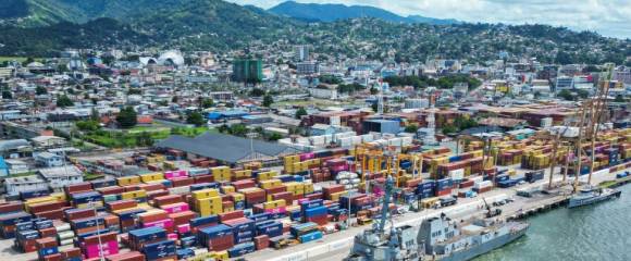 Vue aérienne du navire de guerre USS Gravely amarré Port-d'Espagne, le 26 octobre 2025 à Trinité-et-Tobago Vue aérienne du navire de guerre USS Gravely amarré Port-d'Espagne, le 26 octobre 2025 à Trinité-et-Tobago
