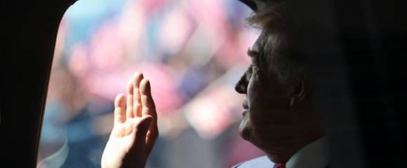 Le président américain Donald Trump effectue un salut de la main à bord de sa voiture, le 26 octobre 2025 à l'aéroport de Sepang en Malaisie Le président américain Donald Trump effectue un salut de la main à bord de sa voiture, le 26 octobre 2025 à l'aéroport de Sepang en Malaisie