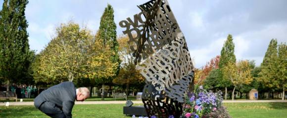 Le roi Charles inaugure le nouvau monument dédié aux soldats au National Memorial Arboretum à Alrewas, dans le Staffordshire, centre de l'Angleterre, le 27 octobre 2025. Le roi Charles inaugure le nouvau monument dédié aux soldats au National Memorial Arboretum à Alrewas, dans le Staffordshire, centre de l'Angleterre, le 27 octobre 2025.