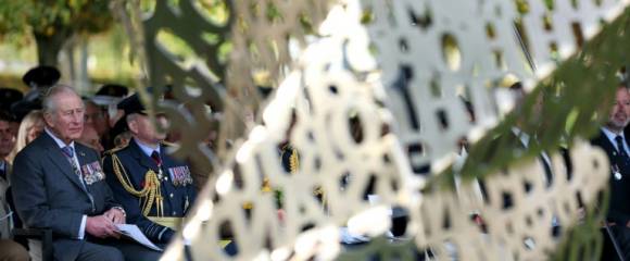 Le roi Charles inaugure le nouvau monument dédié aux soldats au National Memorial Arboretum à Alrewas, dans le Staffordshire, centre de l'Angleterre, le 27 octobre 2025. Le roi Charles inaugure le nouvau monument dédié aux soldats au National Memorial Arboretum à Alrewas, dans le Staffordshire, centre de l'Angleterre, le 27 octobre 2025.