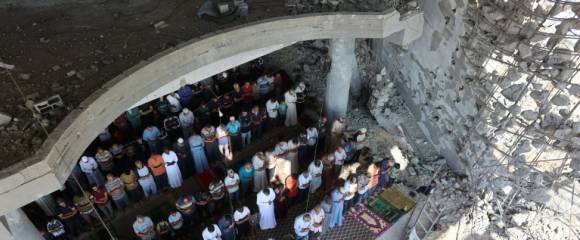 Prière du vendredi dans les ruines de la mosquée Albaani, à Khan Younès, dans le sud de la bande de Gaza, le 17 octobre 2025 Prière du vendredi dans les ruines de la mosquée Albaani, à Khan Younès, dans le sud de la bande de Gaza, le 17 octobre 2025