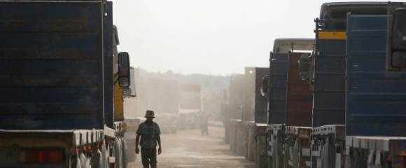 Des camions s'apprêtent à quitter la bande de Gaza pour Israël après avoir livré de la nourriture fournie par le Programme alimentaine mondial (PAM), à Deir el-Balah, le 17 octobre 2025 Des camions s'apprêtent à quitter la bande de Gaza pour Israël après avoir livré de la nourriture fournie par le Programme alimentaine mondial (PAM), à Deir el-Balah, le 17 octobre 2025