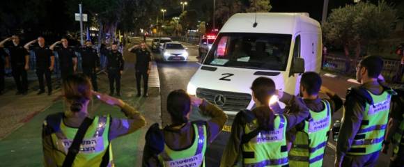 Des véhicules transportant des dépouilles d'otages arrivent à l'institut de médecine légale de Tel-Aviv, le 15 octobre 2025 Des véhicules transportant des dépouilles d'otages arrivent à l'institut de médecine légale de Tel-Aviv, le 15 octobre 2025