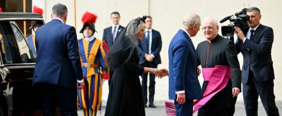 Le roi Charles III et la reine Camilla arrivent à la cour de San Damaso pour une rencontre avec le pape Léon XIV au Vatican, le 23 octobre 2025 Le roi Charles III et la reine Camilla arrivent à la cour de San Damaso pour une rencontre avec le pape Léon XIV au Vatican, le 23 octobre 2025