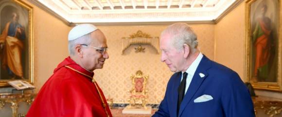 Photo diffusée le 23 octobre 2025 par les médias du Vatican montrant le pape Léon XIV lors d'une rencontre avec le roi Charles III au Vatican Photo diffusée le 23 octobre 2025 par les médias du Vatican montrant le pape Léon XIV lors d'une rencontre avec le roi Charles III au Vatican