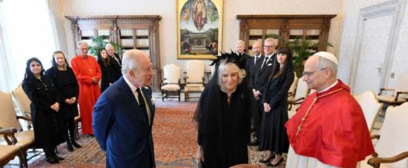 Photo diffusée le 23 octobre 2025 par les médias du Vatican montrant le pape Léon XIV échangeant des cadeaux avec le roi Charles III et la reine Camilla lors de leur visite d'État au Vatican Photo diffusée le 23 octobre 2025 par les médias du Vatican montrant le pape Léon XIV échangeant des cadeaux avec le roi Charles III et la reine Camilla lors de leur visite d'État au Vatican