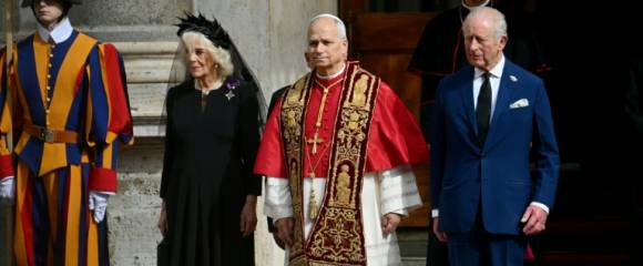 Le roi Charles III et la reine Camilla aux côtés du pape Léon XIV dans la cour de San Damaso lors de leur visite d'État au Vatican, le 23 octobre 2025 Le roi Charles III et la reine Camilla aux côtés du pape Léon XIV dans la cour de San Damaso lors de leur visite d'État au Vatican, le 23 octobre 2025