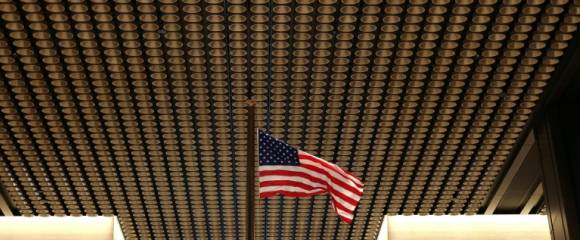 Un drapeau américain flotte dans le hall du nouveau siège new-yorkais de JPMorgan Chase Un drapeau américain flotte dans le hall du nouveau siège new-yorkais de JPMorgan Chase