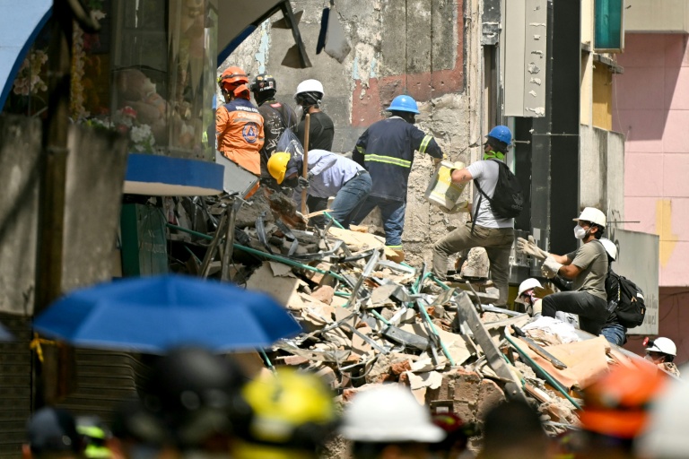 Les secouristes recherchent d'éventuels survivants, à Pereira en Colombie, le 14 août 2026