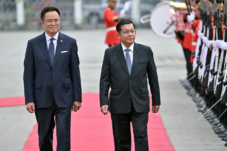 Le Premier ministre thaïlandais Anutin Charnvirakul (à gauche) et le dirigeant birman Min Aung Hlaing au siège du gouvernement thaïlandais à Bangkok, le 6 août 2026