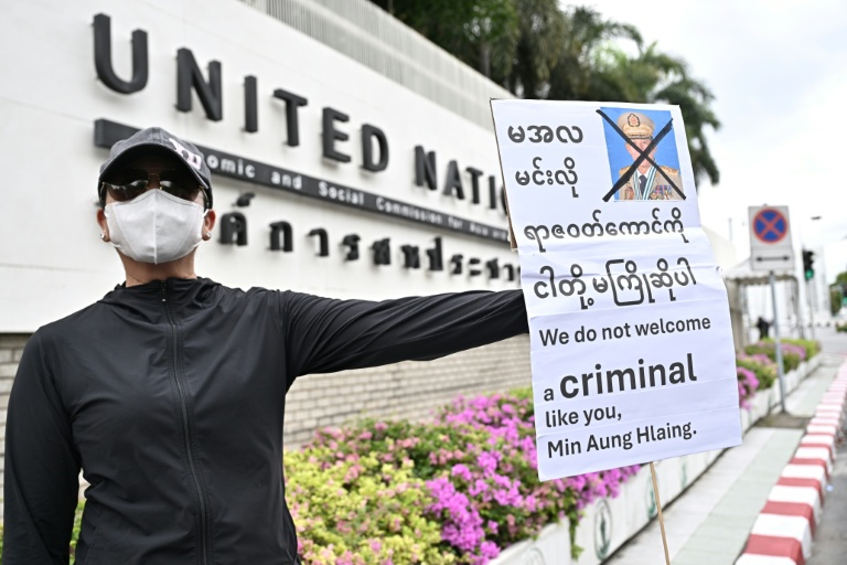 Une manifestante opposée à la venue en Thaïlande du dirigeant birman Min Aung Hlaing, le 6 août 2026 devant un bâtiment des Nations unies à Bangkok