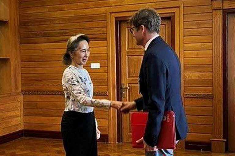 Photo diffusée le 3 août 2026 par la présidence birmane d'une rencontre entre Aung San Suu Kyi et le représentant de la Croix-Rouge en Birmanie