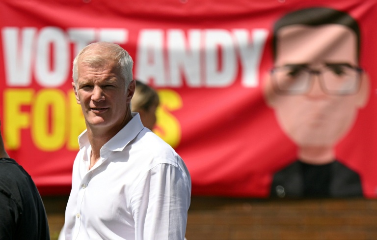 Le député travailliste Al Carns arrive au siège de campagne du Parti travailliste à Ashton-in-Makerfield, dans le nord-ouest de l'Angleterre, le 18 juin 2026
