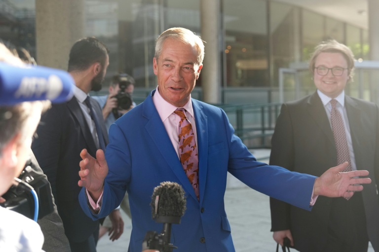 Le chef du parti Reform UK, Nigel Farage, s'adresse aux journalistes, dans le centre de Londres, le 7 juillet 2026