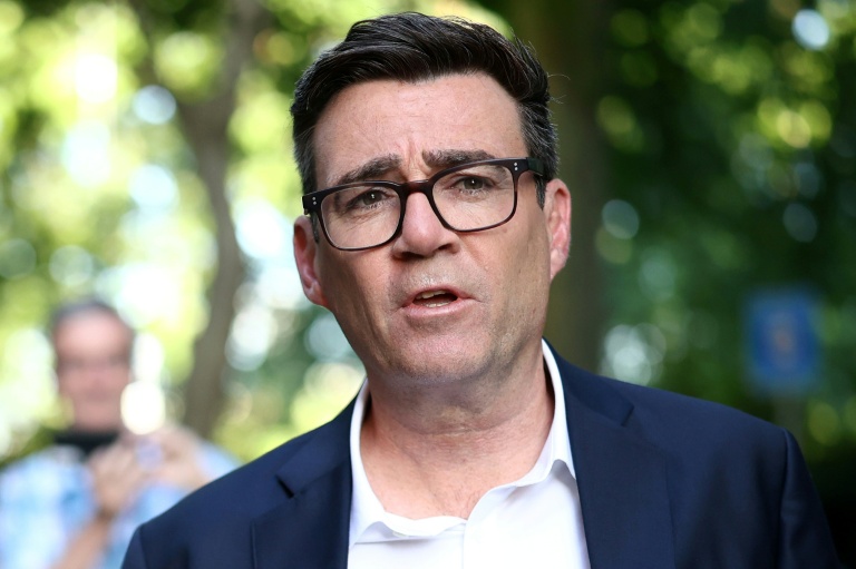 Andy Burnham, député travailliste et candidat à la direction du Parti travailliste, quitte les studios Millbank à Westminster, dans le centre de Londres, le 2 juillet 2026