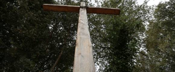 Des bougies déposées au pied d'une croix en bois à l'entrée du village de Quasquara, le 14 octobre 2025 en Corse-du-Sud Des bougies déposées au pied d'une croix en bois à l'entrée du village de Quasquara, le 14 octobre 2025 en Corse-du-Sud