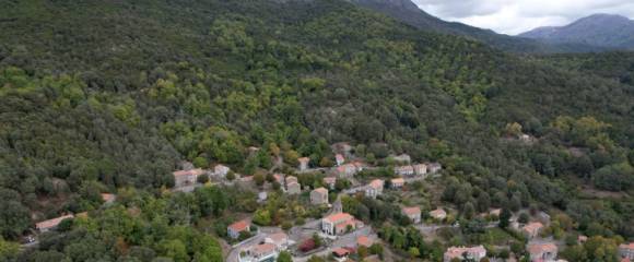 Vue aérienne du village de Quasquara, le 14 octobre 2025 en Corse-du-Sud Vue aérienne du village de Quasquara, le 14 octobre 2025 en Corse-du-Sud