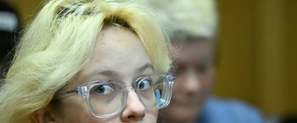 La chanteuse Diana Loguinova (d) du groupe Stoptime, arrêtée pour avoir chanté en public des chansons de groupes connus pour leur opposition à la campagne militaire russe en Ukraine, assiste à une audience au tribunal de Saint-Pétersbourg, le 28 octobre 2025 en Russie La chanteuse Diana Loguinova (d) du groupe Stoptime, arrêtée pour avoir chanté en public des chansons de groupes connus pour leur opposition à la campagne militaire russe en Ukraine, assiste à une audience au tribunal de Saint-Pétersbourg, le 28 octobre 2025 en Russie