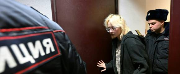 La chanteuse Diana Loguinova (d) du groupe Stoptime, arrêtée pour avoir chanté en public des chansons de groupes connus pour leur opposition à la campagne militaire russe en Ukraine, lors d'une audience au tribunal de Saint-Pétersbourg, le 28 octobre 2025 en Russie La chanteuse Diana Loguinova (d) du groupe Stoptime, arrêtée pour avoir chanté en public des chansons de groupes connus pour leur opposition à la campagne militaire russe en Ukraine, lors d'une audience au tribunal de Saint-Pétersbourg, le 28 octobre 2025 en Russie