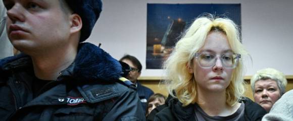 La chanteuse Diana Loguinova (d) du groupe Stoptime, arrêtée pour avoir chanté en public des chansons de groupes connus pour leur opposition à la campagne militaire russe en Ukraine, assiste à une audience au tribunal de Saint-Pétersbourg, le 28 octobre 2025 en Russie La chanteuse Diana Loguinova (d) du groupe Stoptime, arrêtée pour avoir chanté en public des chansons de groupes connus pour leur opposition à la campagne militaire russe en Ukraine, assiste à une audience au tribunal de Saint-Pétersbourg, le 28 octobre 2025 en Russie