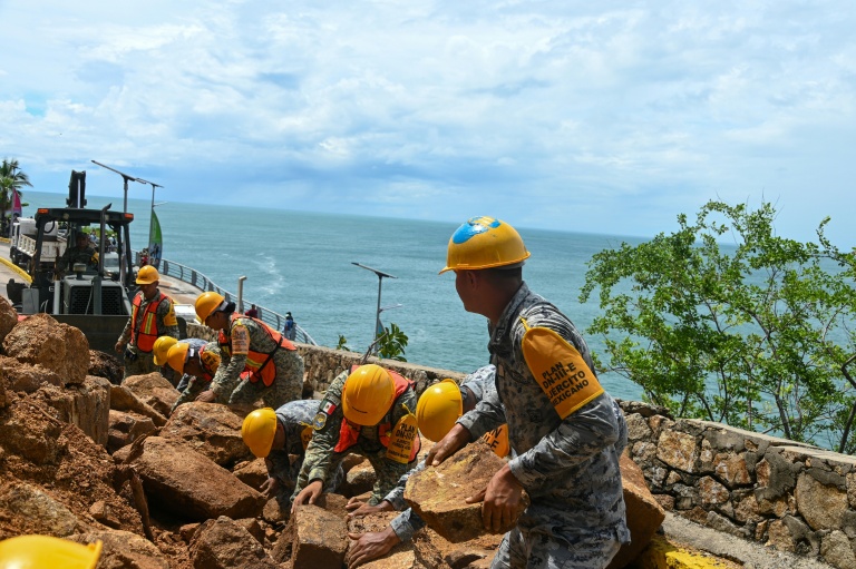 Militaires et membres de la garde nationale au Mexique dégage des débris après un glissement de terrain provoqué par de fortes précipitations avant l'arrivée du cyclone Simon, à Acapulco le 10 octobre 2026