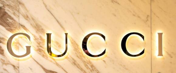 Gucci, marque phare du groupe de luxe présidé par François-Henri Pinault, assure à elle seule 44% du chiffre d'affaires et les deux tiers de la rentabilité opérationnelle Gucci, marque phare du groupe de luxe présidé par François-Henri Pinault, assure à elle seule 44% du chiffre d'affaires et les deux tiers de la rentabilité opérationnelle