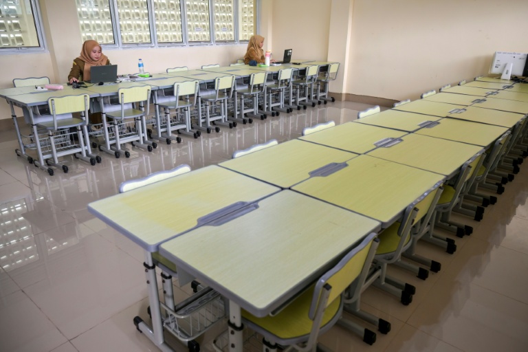 Des enseignantes donnent un cours en ligne depuis une salle de classe vide dans un collège de Pontianak, dans le Kalimantan occidental, le 7 septembre 2026 en Indonésie