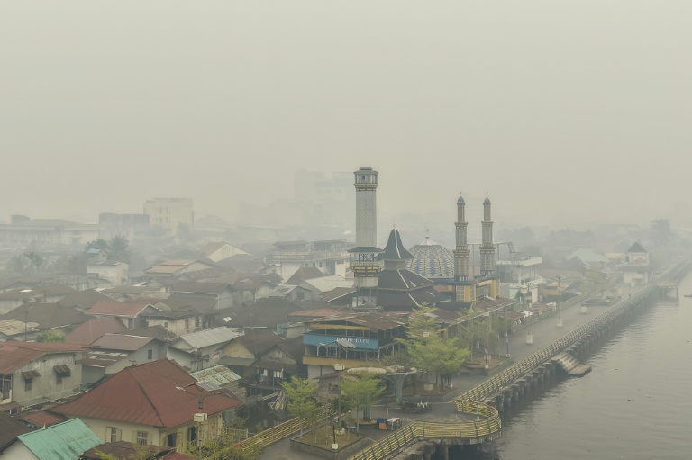 Une épaisse fumée enveloppe des bâtiments au bord du fleuve Kapuas, me 6 septembre 2026 à Pontianak dans le Kalimatan occidental, le 6 septembre 2026 en Indonésie