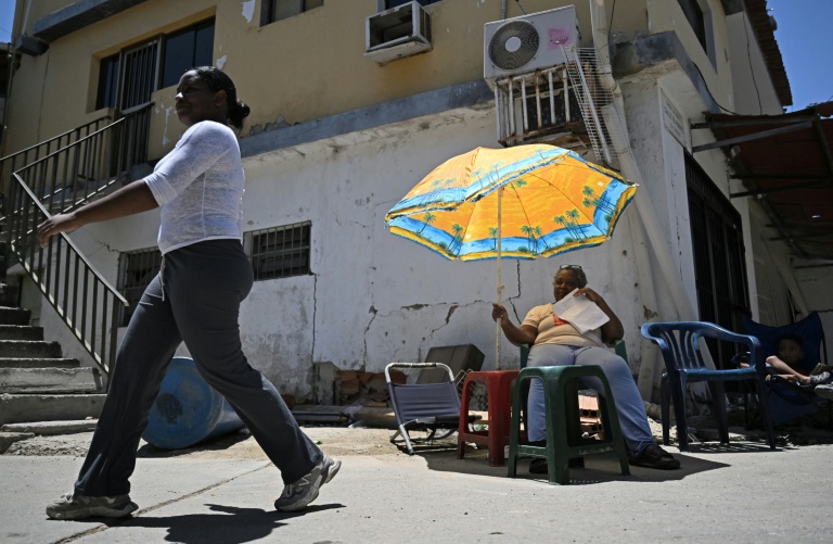 Morela Luna, rescapée des séismes du 24 juin, dans une rue de Catia La Mar, dans l'Etat de La Guaira, le 7 juillet 2026 au Venezuela