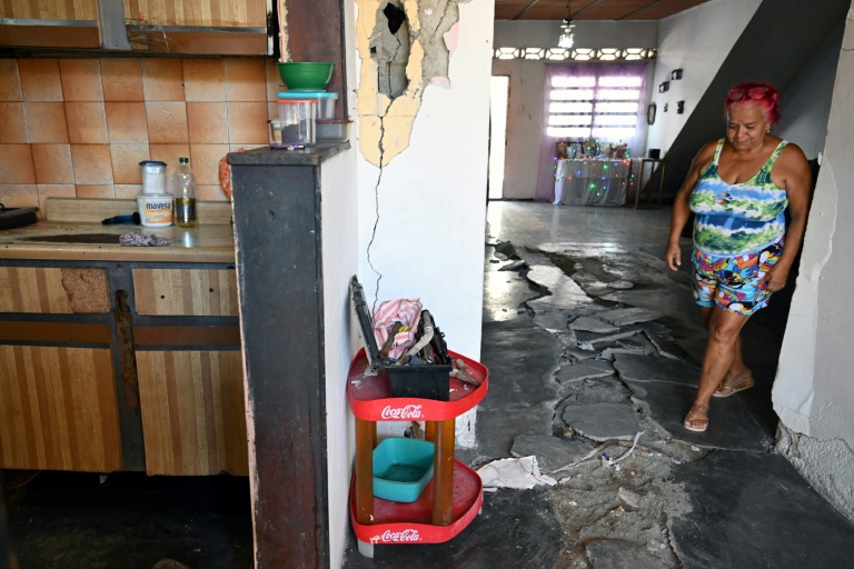 Juana Alfonzo dans sa maison endommagée par un double séisme à Catia La Mar, dans l'Etatde La Guaira, le 7 juillet 2026 au Venezuela