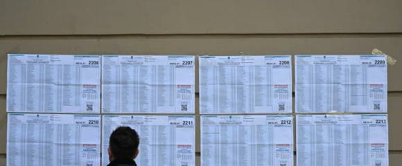 Un homme devant des listes électorales lors des législatives de mi-mandat en Argentine, le 26 octobre 2025 à Buenos Aires Un homme devant des listes électorales lors des législatives de mi-mandat en Argentine, le 26 octobre 2025 à Buenos Aires