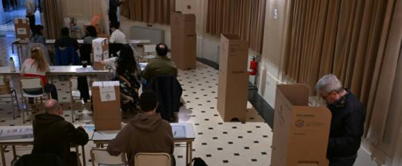 Un bureau de vote lors des législatives de mi-mandat en Argentine, le 26 octobre 2025 à Buenos Aires Un bureau de vote lors des législatives de mi-mandat en Argentine, le 26 octobre 2025 à Buenos Aires