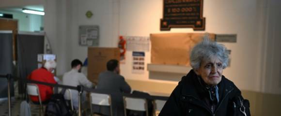 Une électrice attend de voter pour les législatives de mi-mandat en Argentine, le 26 octobre 2025 à Buenos Aires Une électrice attend de voter pour les législatives de mi-mandat en Argentine, le 26 octobre 2025 à Buenos Aires