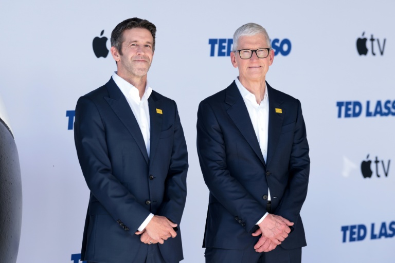 John Ternus (g) et Tim Cook assistent à la première de la saison 4 de la série "Ted Lasso" d'Apple TV, le 27 juillet 2026 à Los Angeles, en Californie