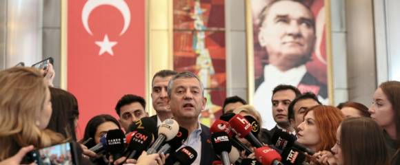 Ozgur Ozel, le chef du principal parti d'opposition en Turquie, le Parti républicain du peuple, s'exprime devant la presse après l'abandon des poursuites visant la direction du CHP, à Ankara le 24 octobre 2025 Ozgur Ozel, le chef du principal parti d'opposition en Turquie, le Parti républicain du peuple, s'exprime devant la presse après l'abandon des poursuites visant la direction du CHP, à Ankara le 24 octobre 2025