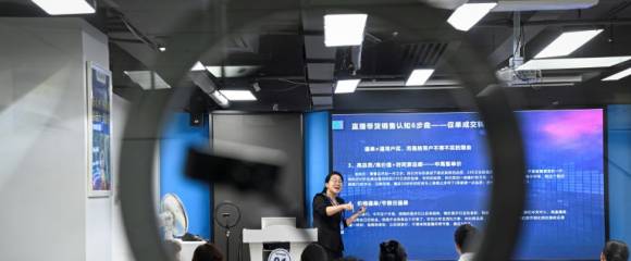 Une formatrice enseigne à des étudiants chinois comment vendre des produits en ligne, à l'école de commerce Mede Education Technology, le 7 avril 2024 à Guangzhou, en Chine