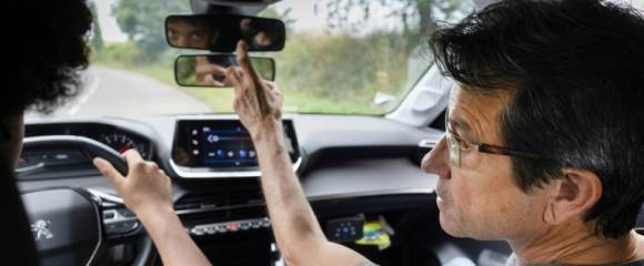 Le moniteur d'auto-école Jean-Luc Cossec et un de ses élèves, le 24 juillet 2025 à Quimper Le moniteur d'auto-école Jean-Luc Cossec et un de ses élèves, le 24 juillet 2025 à Quimper