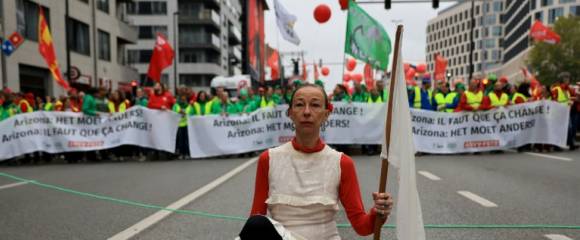 Une manifestante lors de l'action intersyndicale contre les coupes budgétaires, le 14 octobre 2025 à Bruxelles Une manifestante lors de l'action intersyndicale contre les coupes budgétaires, le 14 octobre 2025 à Bruxelles