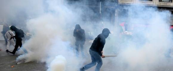 En début d'après-midi, les forces de l'ordre ont fait usage de canons à eau et de gaz lacrymogène pour disperser des petits groupes de manifestants violents et masqués, a constaté un journaliste de l'AFP En début d'après-midi, les forces de l'ordre ont fait usage de canons à eau et de gaz lacrymogène pour disperser des petits groupes de manifestants violents et masqués, a constaté un journaliste de l'AFP