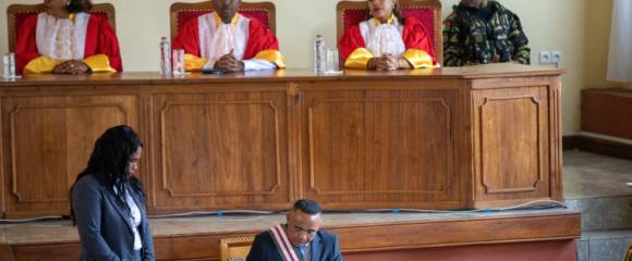 Le colonel Michaël Randrianirina, au centre, signe les documents de sa prestation de serment en tant que président, pendant sa cérémonie d'investiture, le 17 octobre 2025 à Antananarivo, à Madagascar Le colonel Michaël Randrianirina, au centre, signe les documents de sa prestation de serment en tant que président, pendant sa cérémonie d'investiture, le 17 octobre 2025 à Antananarivo, à Madagascar