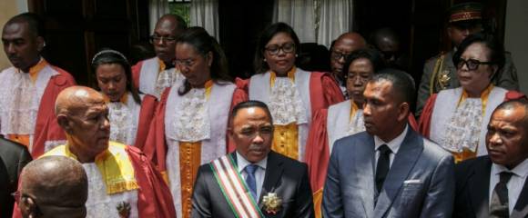 Le président fraîchement investi de Madagascar, Michaël Randrianirina (au centre, avec l'écharpe), pose pour les photographes après sa cérémonie de prestation de serment, le 17 octobre 2025 à Antananarivo Le président fraîchement investi de Madagascar, Michaël Randrianirina (au centre, avec l'écharpe), pose pour les photographes après sa cérémonie de prestation de serment, le 17 octobre 2025 à Antananarivo