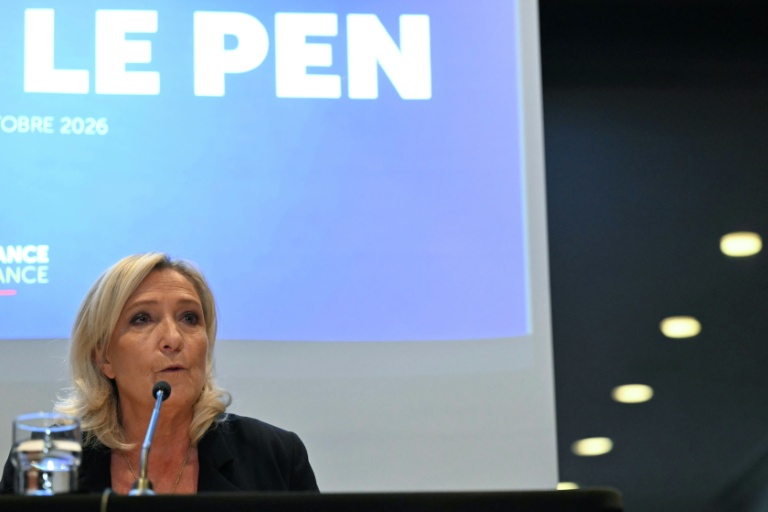 Marine Le Pen, candidate du Rassemblement National (RN) à la présidentiellede 2027, lors d'une conférence de presse en marge d’une réunion du groupe parlementaire "Patriotes", à la veille d’un sommet de l’UE à Bruxelles, le 14 octobre 2026
