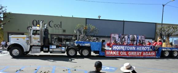 La grande parade d'Oildorado, sur le thème "Make Oil Great Again", le 18 octobre 2025 à Taft, en Californie La grande parade d'Oildorado, sur le thème "Make Oil Great Again", le 18 octobre 2025 à Taft, en Californie