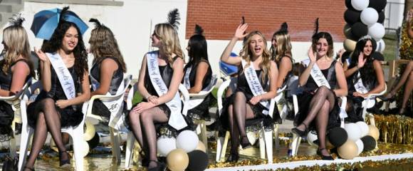 Des "miss pétrole" sur un char lors de la grande parade d'Oildorado, sur le thème "Make Oil Great Again", le 18 octobre 2025 à Taft, en Californie Des "miss pétrole" sur un char lors de la grande parade d'Oildorado, sur le thème "Make Oil Great Again", le 18 octobre 2025 à Taft, en Californie