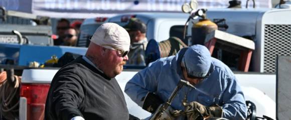 Des soudeurs participent au "Oilfield Skills Competition" lors du festival Oildorado, le 18 octobre 2025 à Taft, en Californie Des soudeurs participent au "Oilfield Skills Competition" lors du festival Oildorado, le 18 octobre 2025 à Taft, en Californie